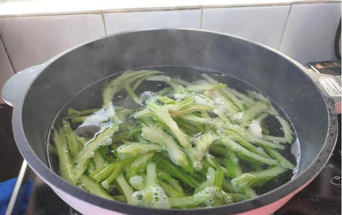 西芹为什么要沸水焯 西芹直接炒还是焯水炒好