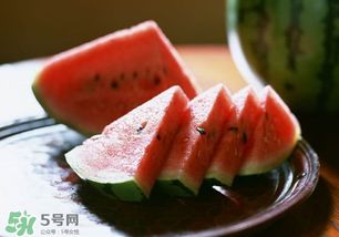 判断西瓜成熟最简单的方法 西瓜在田里怎样判断成熟