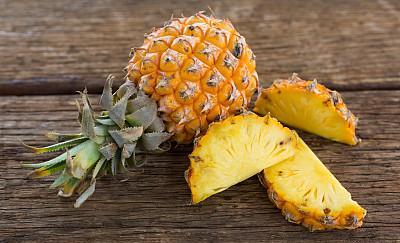 凤梨直接吃还是拿盐泡 凤梨不泡盐水吃了会怎样