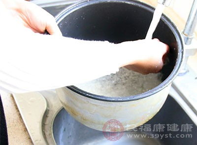 发酵淘米水浇花臭味如何消除 怎么去除淘米水臭味