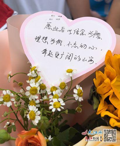向日葵祝福语八个字 向日葵贺卡寄语大全