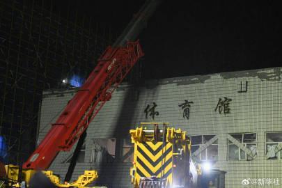 坍塌体育馆屋顶堆置珍珠岩 坍塌原因：珍珠岩浸水增重