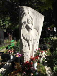 墓碑前一般摆几盆花 墓碑两边各放一盆花好吗