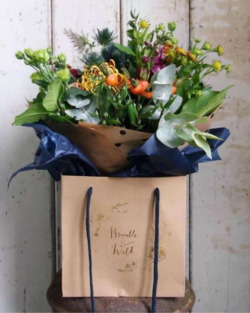 女生朋友圈晒花暗示什么 故意在朋友圈发别人送的花