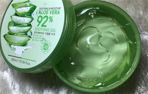 芦荟胶一周敷几次最好 芦荟胶干了要洗脸吗