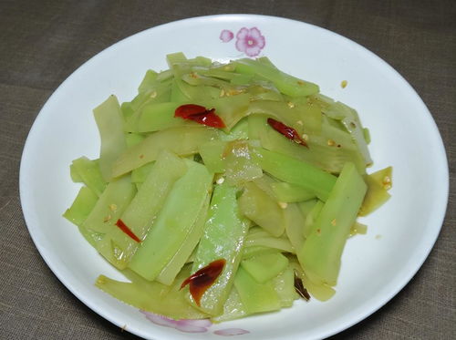 莴苣怎么炒又脆又香 莴苣炒之前用焯水吗