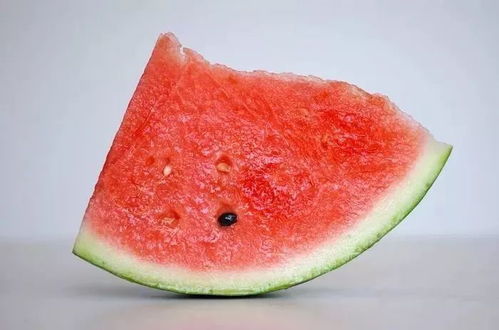 西瓜怎么切成一块一块的 西瓜切成一瓣一瓣的