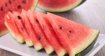 西瓜和菠萝能一块儿吃吗 西瓜加菠萝会拉肚子吗