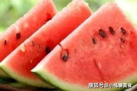 西瓜中间有一坨黄心 红瓤西瓜里面发黄能吃吗