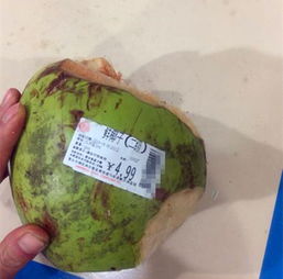 超市买的椰子有个拉环是怎么打开 椰子自带的塑料开孔器怎么用