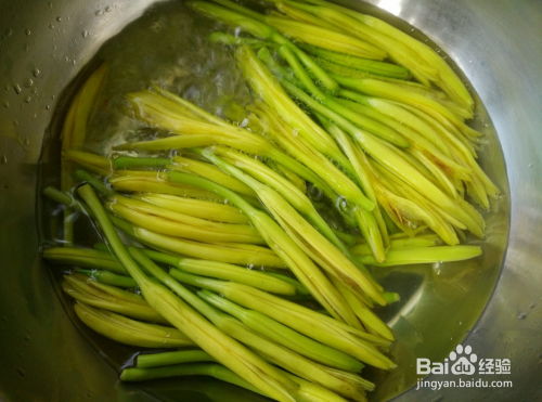 黄花菜炒肉丝怎么炒好吃 黄花菜炒肉要焯水吗