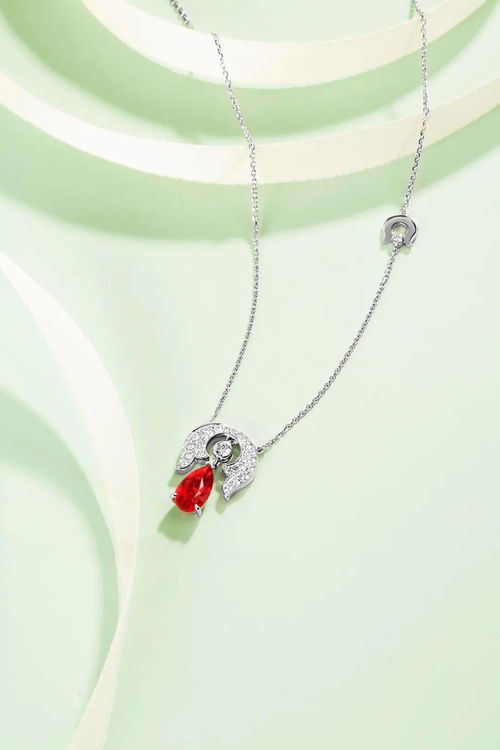 黄金铃兰花寓意 女生戴铃兰花项链好吗
