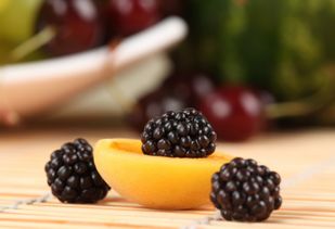 吃了十几颗桑葚大便会发黑吗 天天吃桑葚三个月头发变黑了