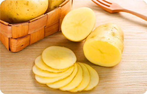 土豆削了皮有一层青色 土豆表皮有点绿,削掉可以吃吗