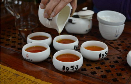 坚持喝一个月红茶结果 喝了一年红茶 把胃病喝好了