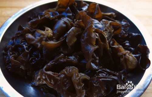 木耳泡了一晚上有毒吗 木耳泡开了放冰箱一晚上