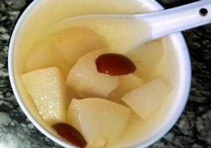 梨炖了后还是寒性吗 梨怎么吃才能去掉寒性