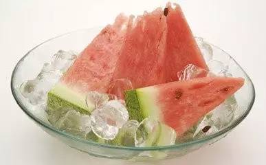 每天吃半个西瓜危害 一次吃半个西瓜算多吗