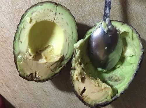 牛油果黑了但是很硬是熟了吗 牛油果皮黑了肉却硬