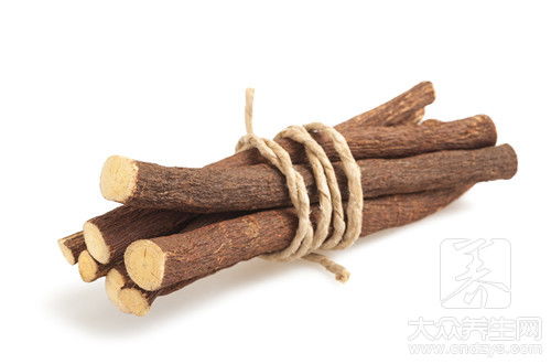甘草有什么作用和功效 女人喝甘草水有什么好处