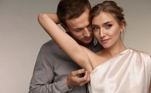 男的让女的摸摸自己的耳朵啥意思 男人喜欢亲耳朵代表什么