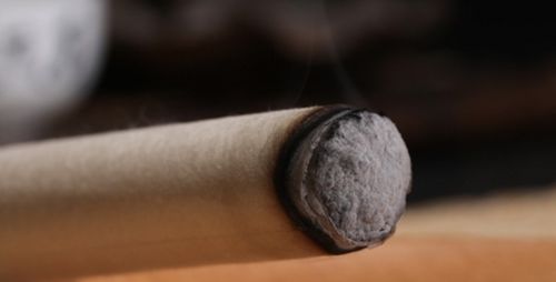 艾条的烟雾对人体有害吗 一边烧艾条一边睡觉好吗