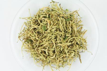 金银花怎样晒干不变色 吃金银花一家六口丧命