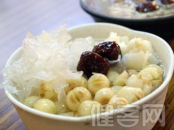 银耳泡了24小时有毒吗 银耳泡发2一3天放冰箱能吃吗