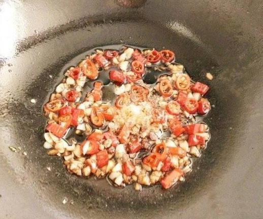 黄花菜跟什么炒最好吃 干黄花菜最简单的做法